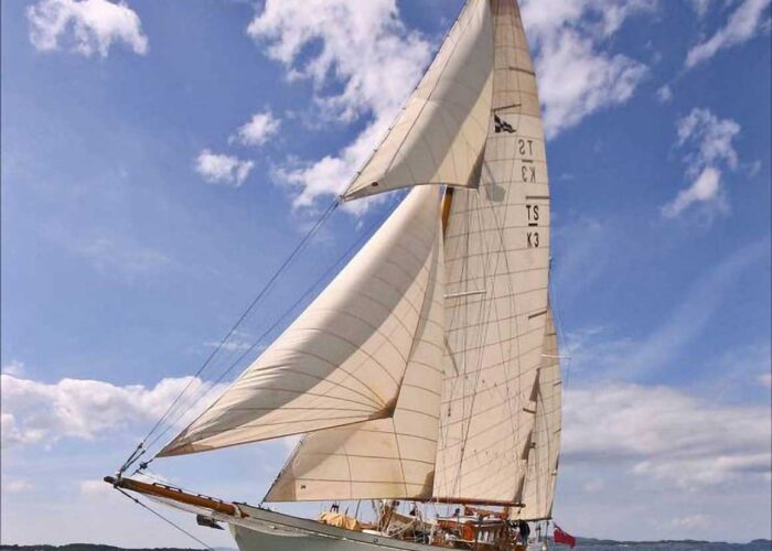 Halcyon Classic Yacht For Sale - Under Sail