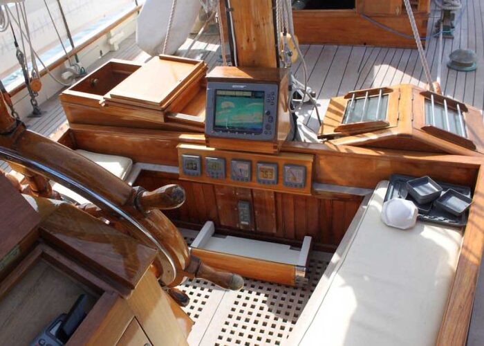 Halcyon Classic Yacht For Sale - Instruments