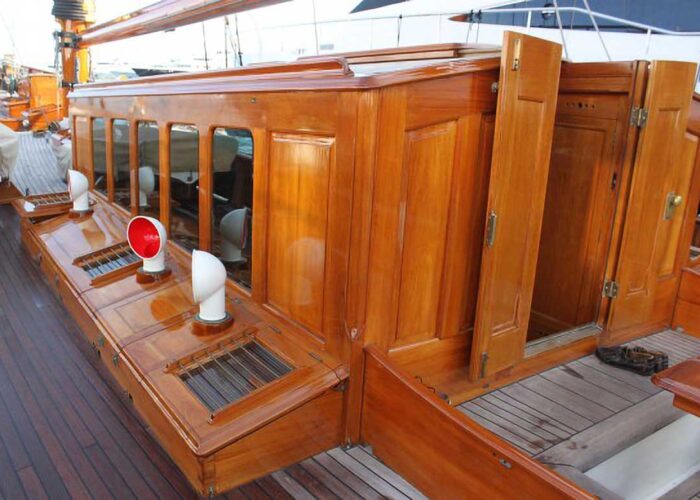 Thendara Classic Yacht For Sale - Companionway