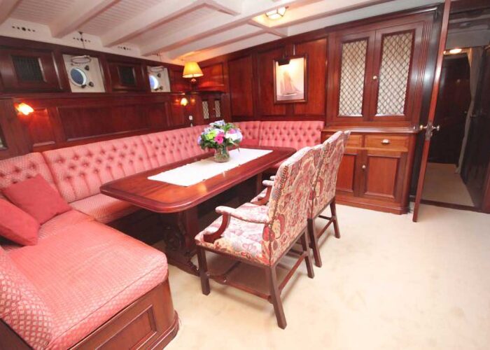 Thendara Classic Yacht For Sale - Saloon