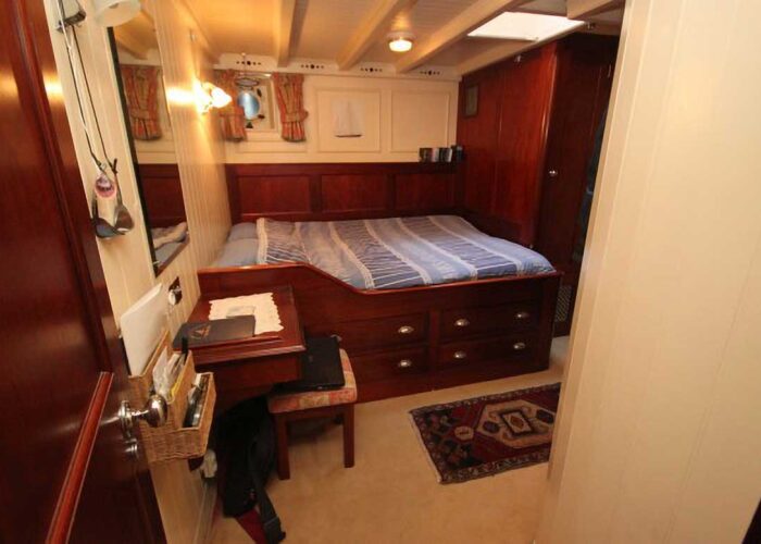 Thendara Classic Yacht For Sale - Saloon