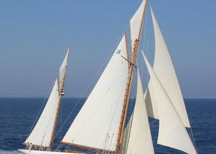 Thendara Classic Yacht For Sale - Under Sail