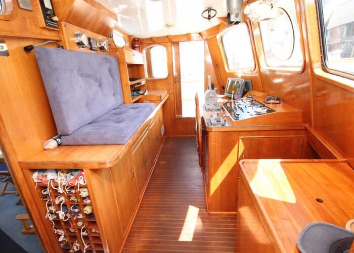 Caramba Classic Yacht For Sale - Bridge