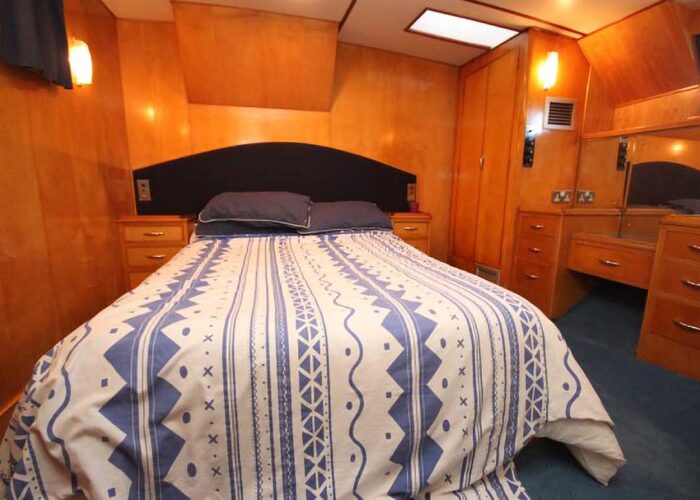 Caramba Classic Yacht For Sale - Cabin