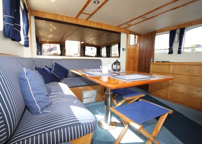 Caramba Classic Yacht For Sale - Saloon