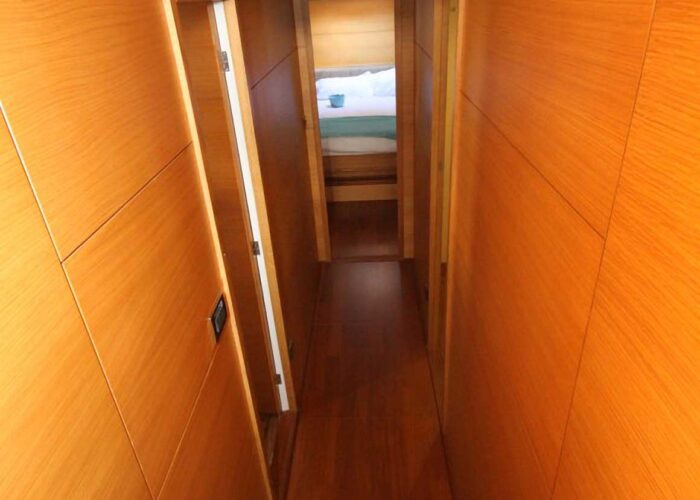 Tiky Classic Yacht For Sale - Companionway