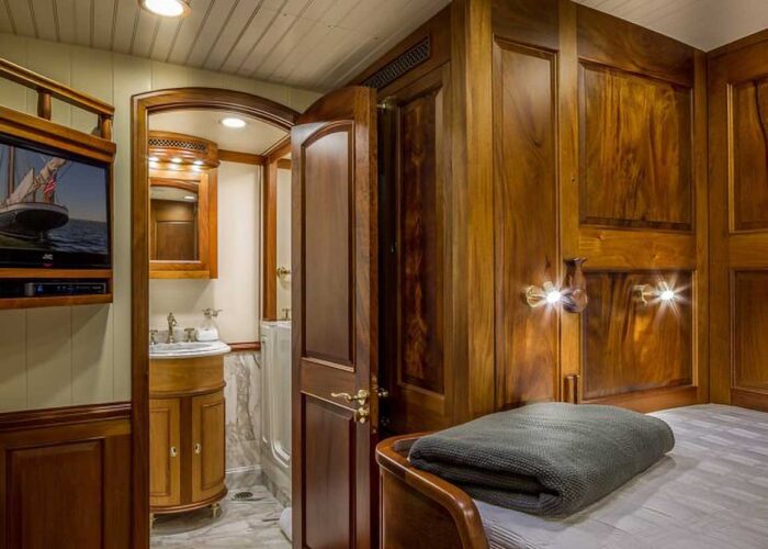 Columbia Classic Yacht For Sale Cabin